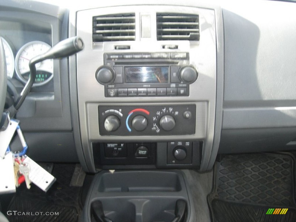 2007 Dodge Dakota SLT Club Cab 4x4 Controls Photo #76313112