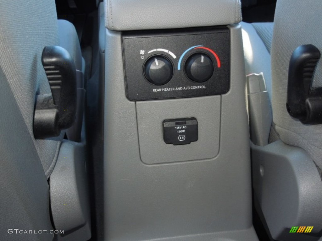 2008 Chrysler Aspen Limited Controls Photo #76316039