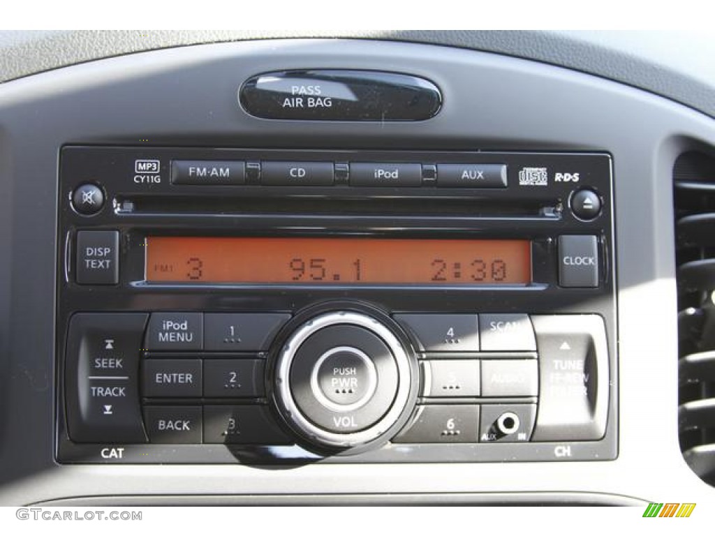2013 Nissan Juke S Audio System Photos