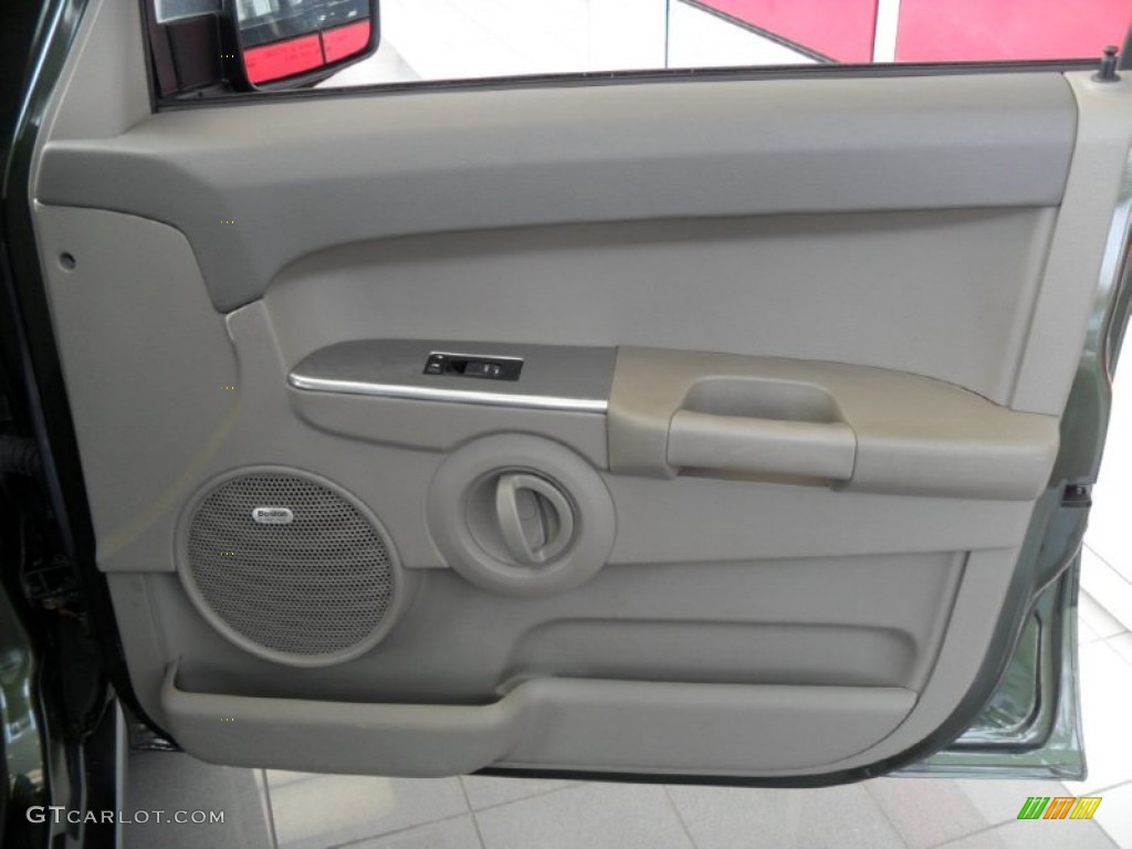 2007 Jeep Commander Sport 4x4 Dark Khaki/Light Graystone Door Panel Photo #76321064