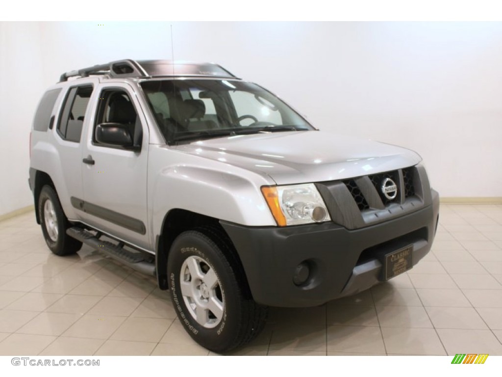 2005 Xterra SE 4x4 - Silver Lightning Metallic / Steel/Graphite photo #1