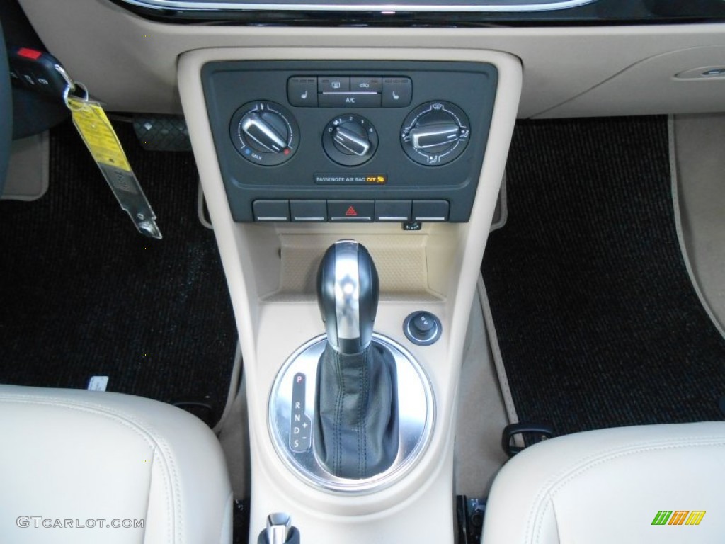 2013 Volkswagen Beetle 2.5L Convertible Controls Photo #76326332