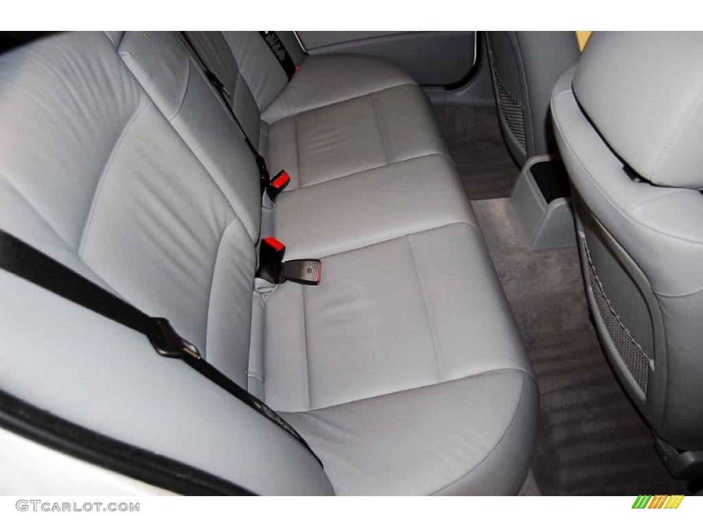 2005 3 Series 330i Sedan - Alpine White / Grey photo #18