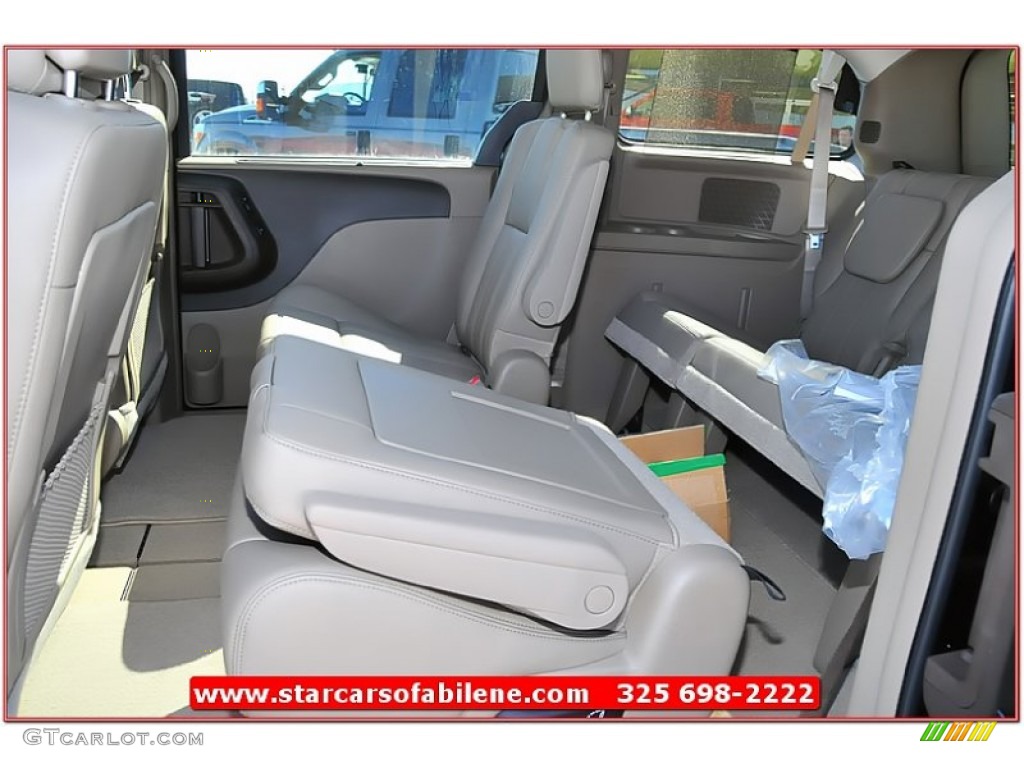 2013 Town & Country Touring - L - Brilliant Black Crystal Pearl / Dark Frost Beige/Medium Frost Beige photo #20