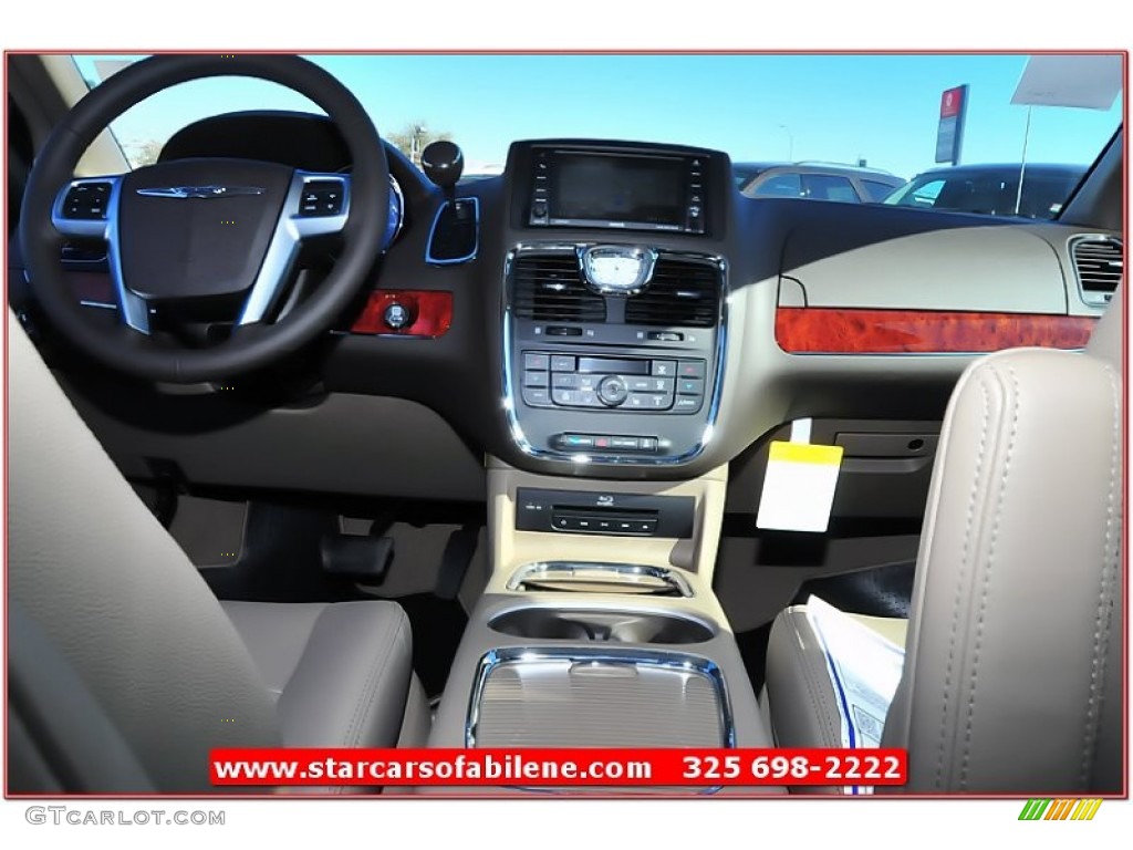2013 Town & Country Touring - L - Brilliant Black Crystal Pearl / Dark Frost Beige/Medium Frost Beige photo #23