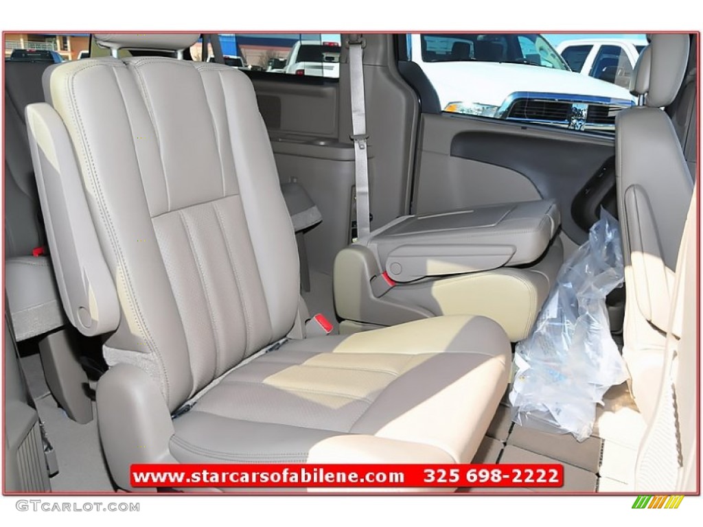 2013 Town & Country Touring - L - Brilliant Black Crystal Pearl / Dark Frost Beige/Medium Frost Beige photo #26