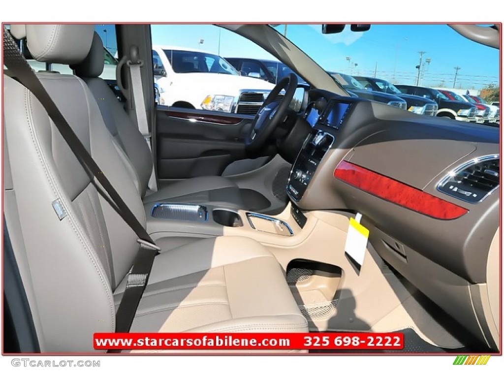 2013 Town & Country Touring - L - Brilliant Black Crystal Pearl / Dark Frost Beige/Medium Frost Beige photo #28