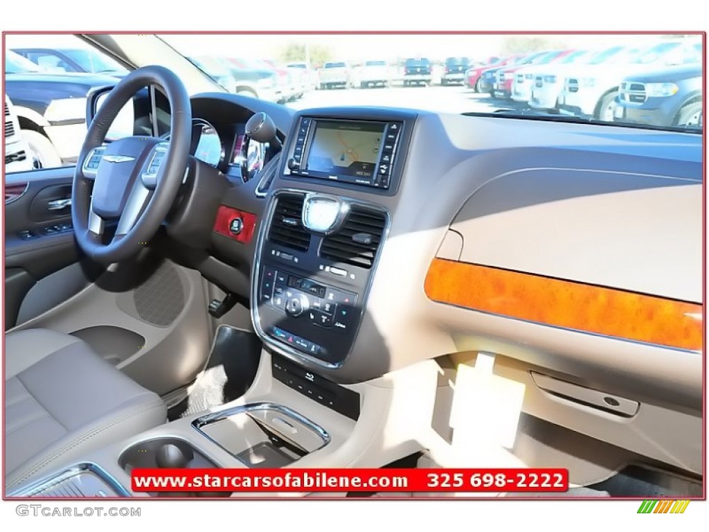2013 Town & Country Touring - L - Brilliant Black Crystal Pearl / Dark Frost Beige/Medium Frost Beige photo #31