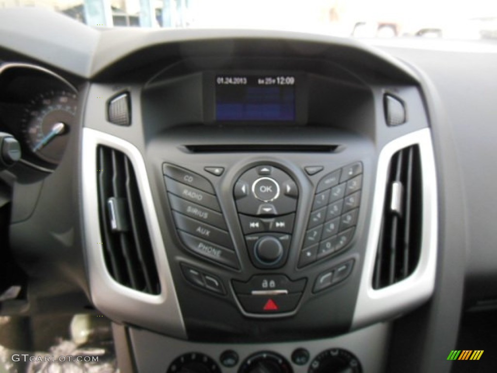 2013 Ford Focus SE Hatchback Controls Photo #76350157