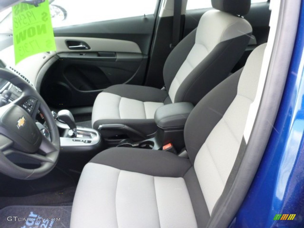 2013 Chevrolet Cruze LS Front Seat Photo #76350804