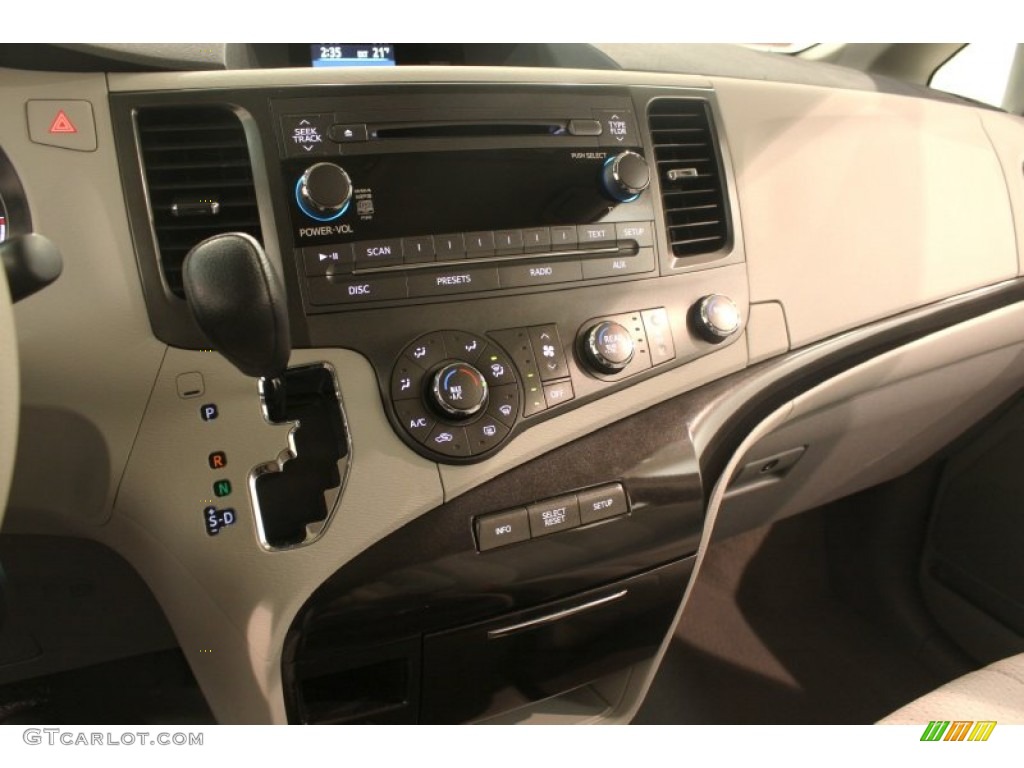 2011 Sienna LE - Black / Light Gray photo #8