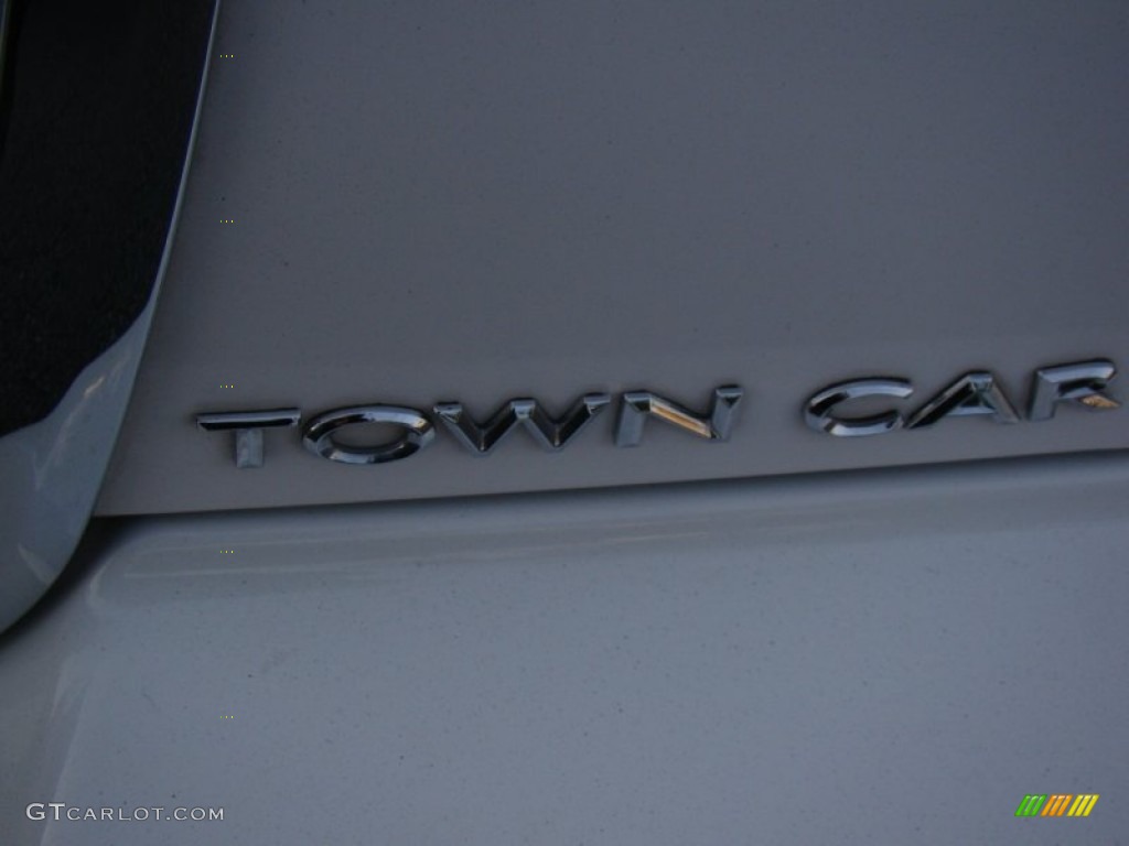 2011 Town Car Signature Limited - Vibrant White / Light Camel photo #29