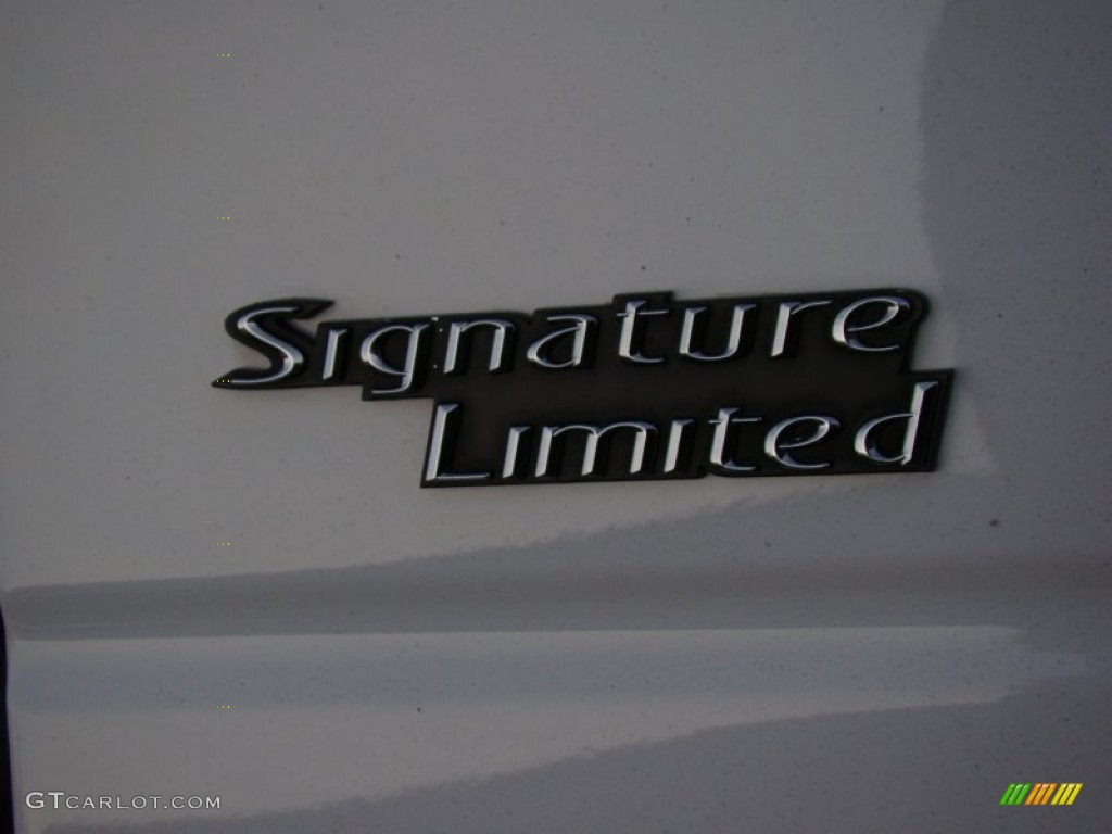 2011 Town Car Signature Limited - Vibrant White / Light Camel photo #30
