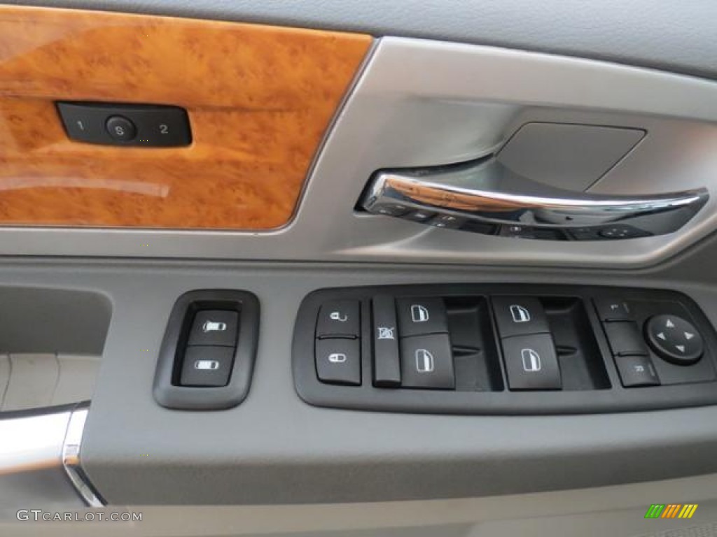2008 Chrysler Town & Country Limited Controls Photo #76375591