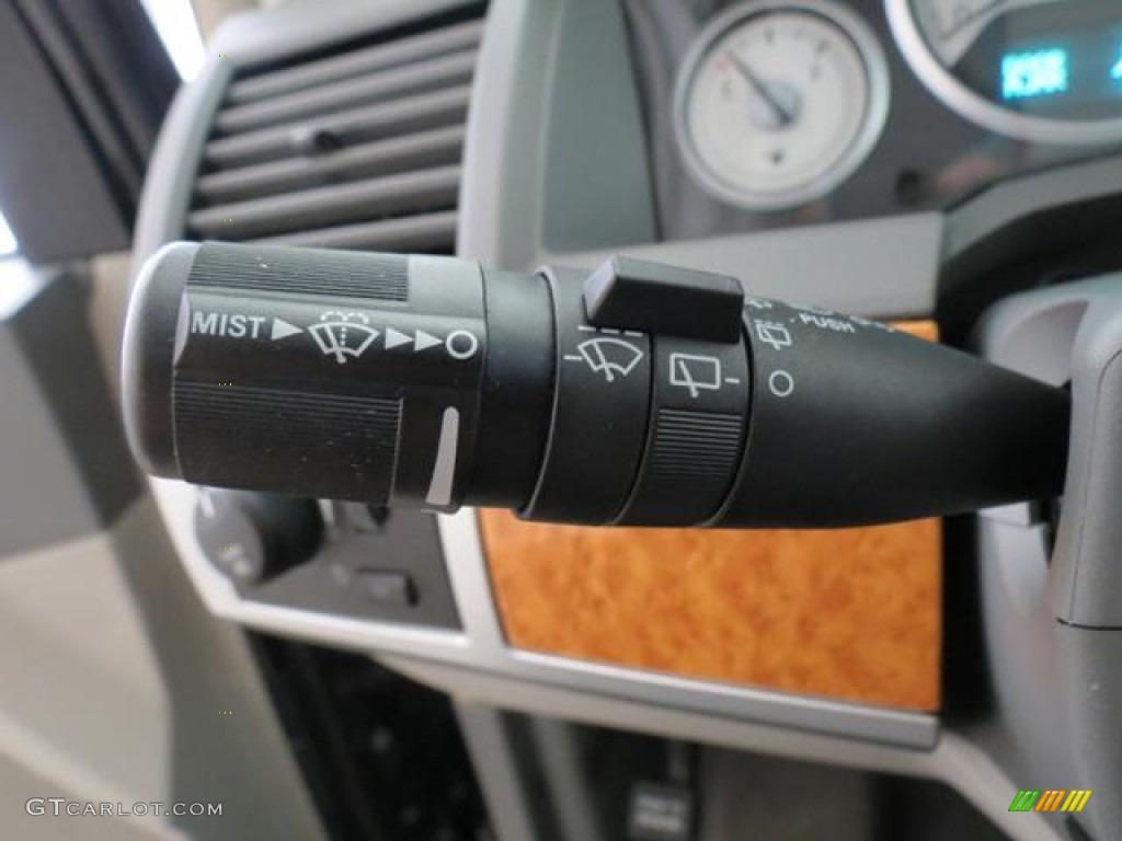 2008 Chrysler Town & Country Limited Controls Photo #76375735