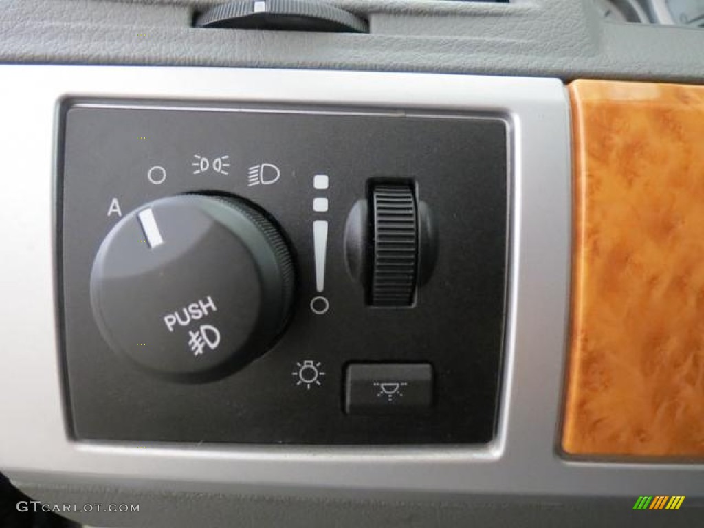 2008 Chrysler Town & Country Limited Controls Photo #76375747