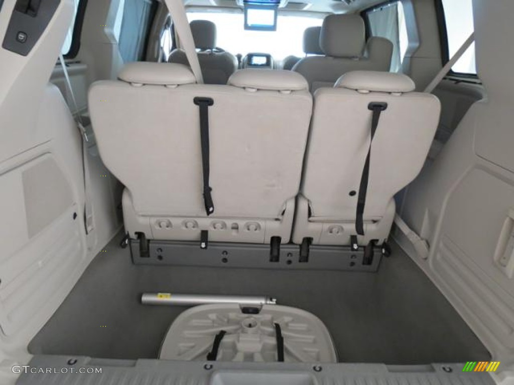 2008 Chrysler Town & Country Limited Trunk Photo #76375768