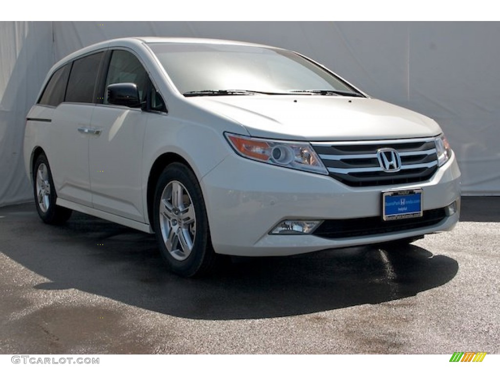 White Diamond Pearl Honda Odyssey