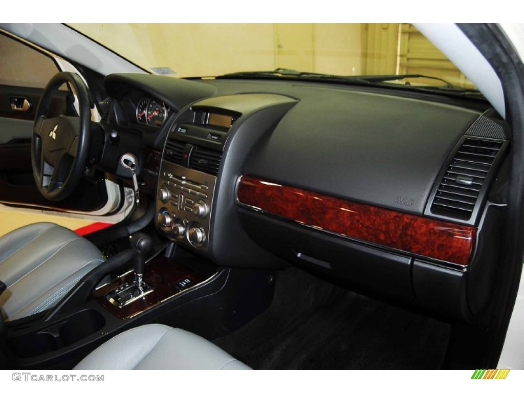 2009 Mitsubishi Galant ES Dashboard Photos