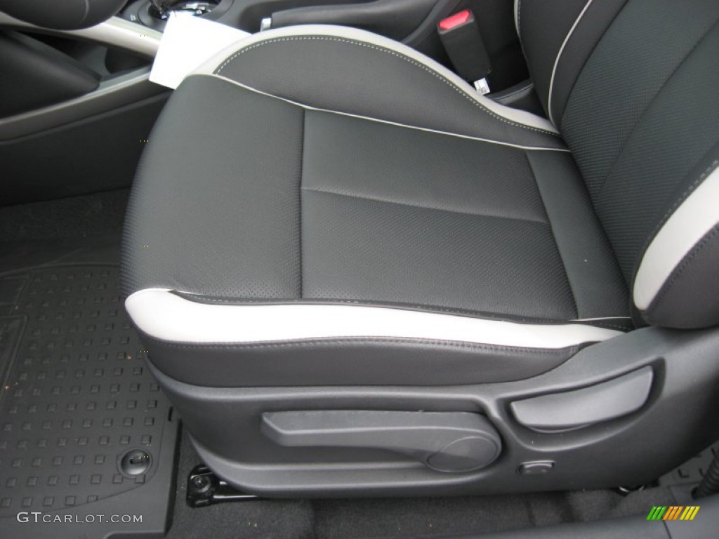 2013 Hyundai Veloster Turbo Front Seat Photo #76457118