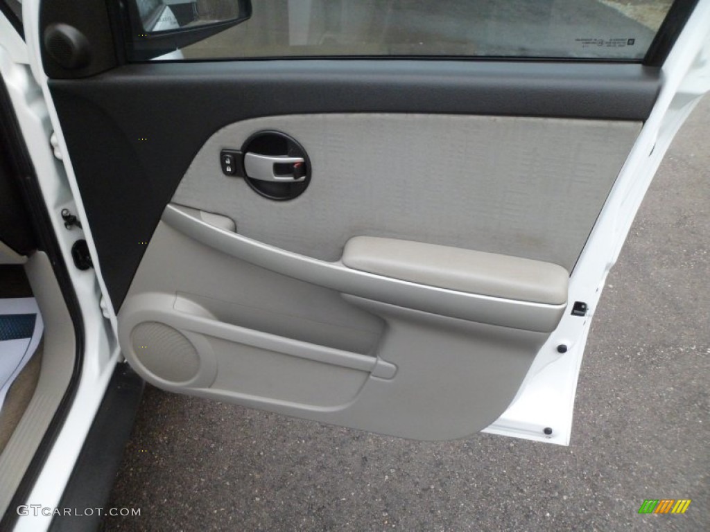 2005 Chevrolet Equinox LS Light Gray Door Panel Photo #76468460