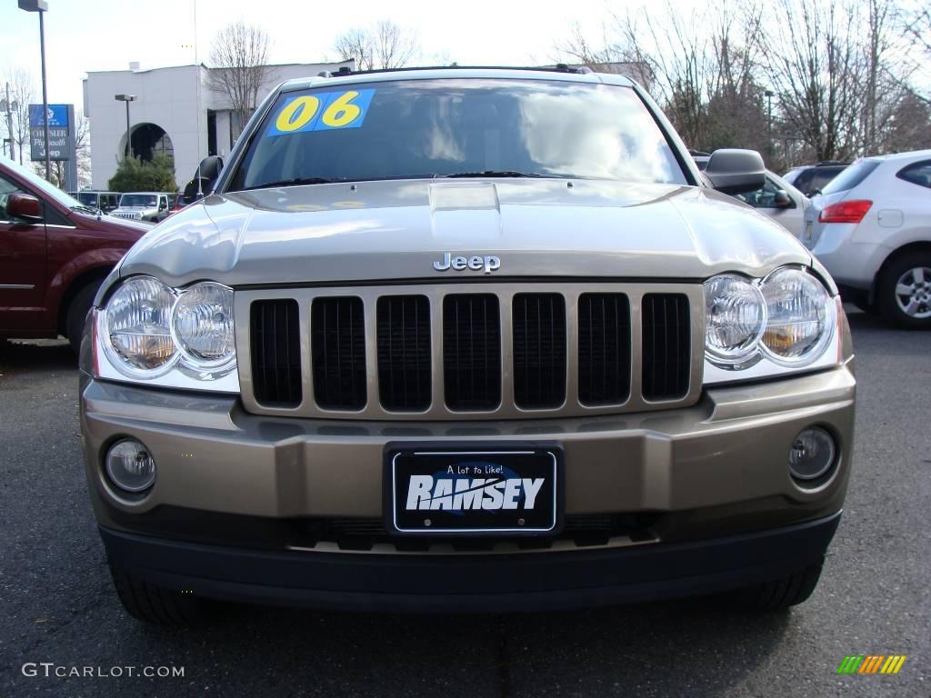 2006 Grand Cherokee Laredo 4x4 - Light Khaki Metallic / Khaki photo #2