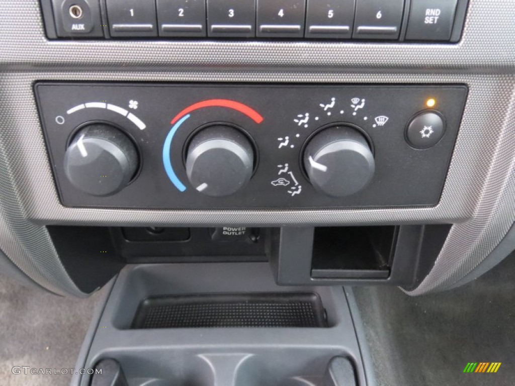 2007 Dodge Dakota SLT Club Cab Controls Photos