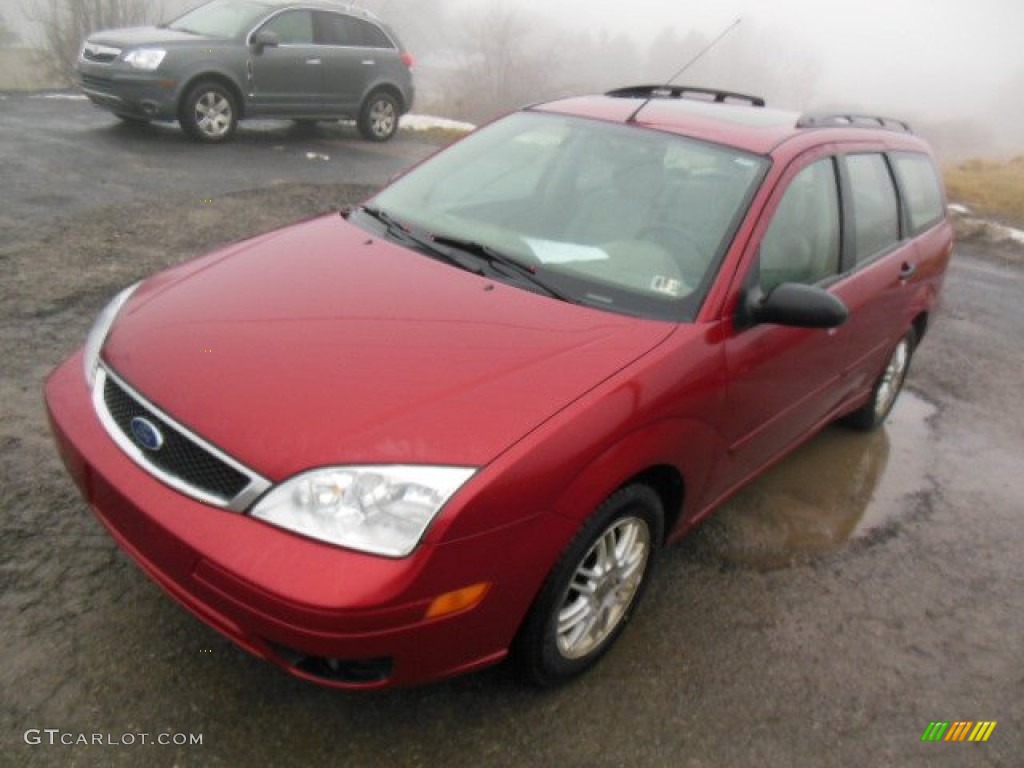 2005 Focus ZXW SE Wagon - Sangria Red Metallic / Dark Pebble/Light Pebble photo #2