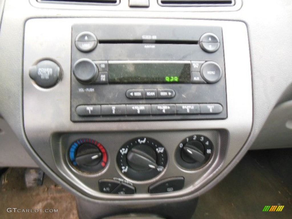 2005 Ford Focus ZXW SE Wagon Controls Photos