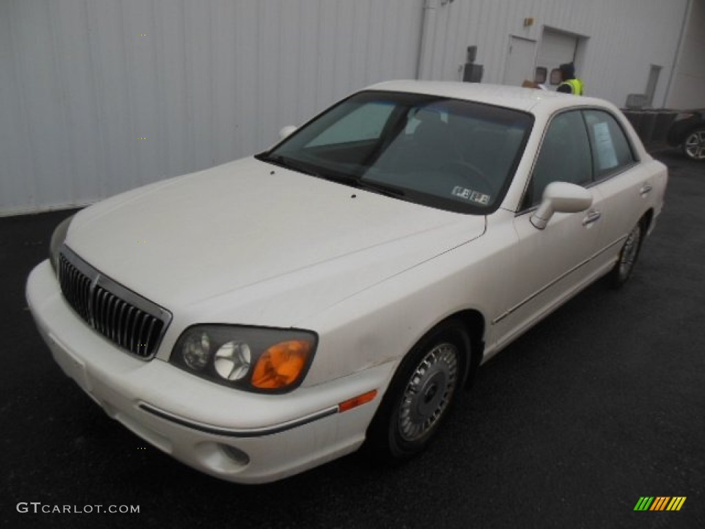 2001 XG300 Sedan - Nordic White / Black photo #2