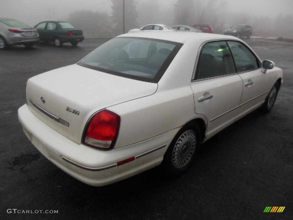 2001 XG300 Sedan - Nordic White / Black photo #4