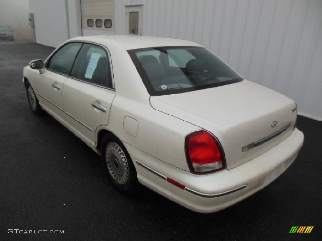 2001 XG300 Sedan - Nordic White / Black photo #6