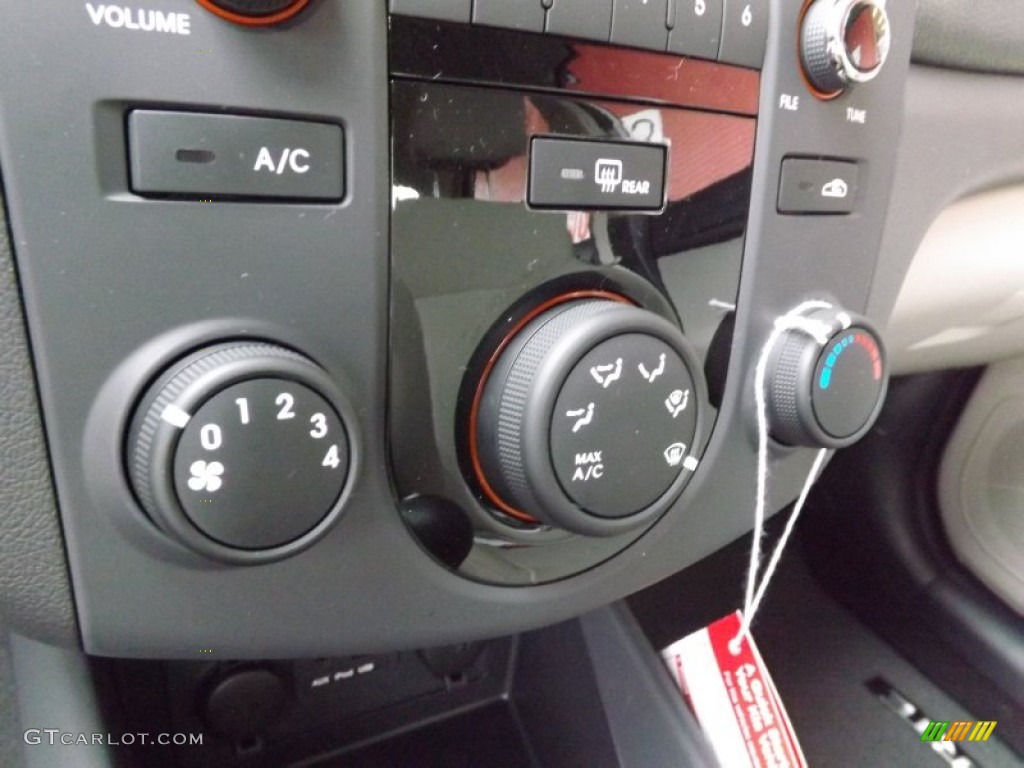 2013 Kia Forte LX Controls Photo #76522764