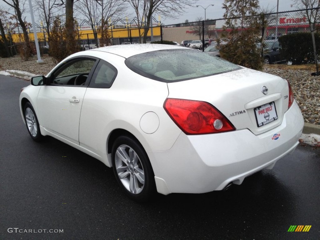 2010 Altima 2.5 S Coupe - Winter Frost White / Blond photo #5