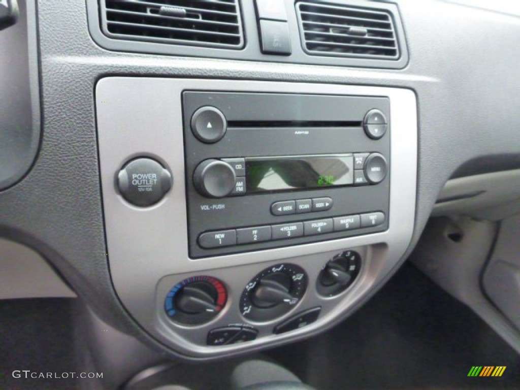 2005 Ford Focus ZX3 SE Coupe Controls Photo #76539126