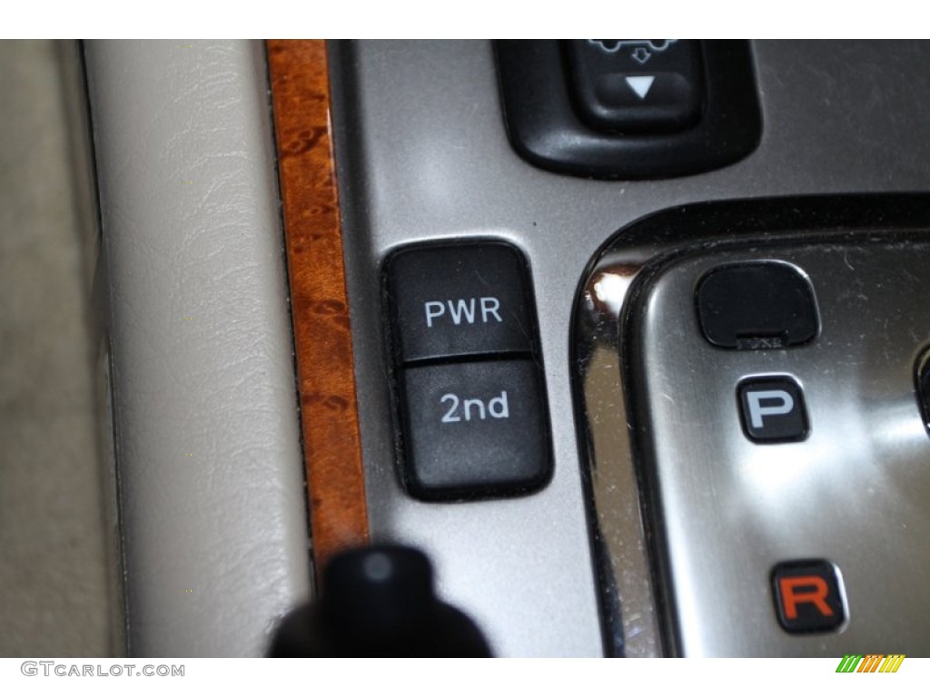2006 LX 470 - Crystal White / Ivory photo #41