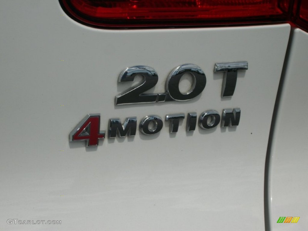 2011 Volkswagen Tiguan SE 4Motion Marks and Logos Photos
