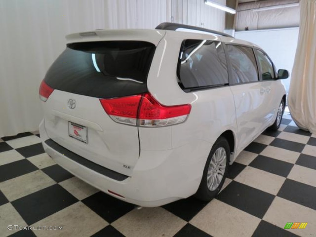 2013 Sienna XLE - Super White / Light Gray photo #20