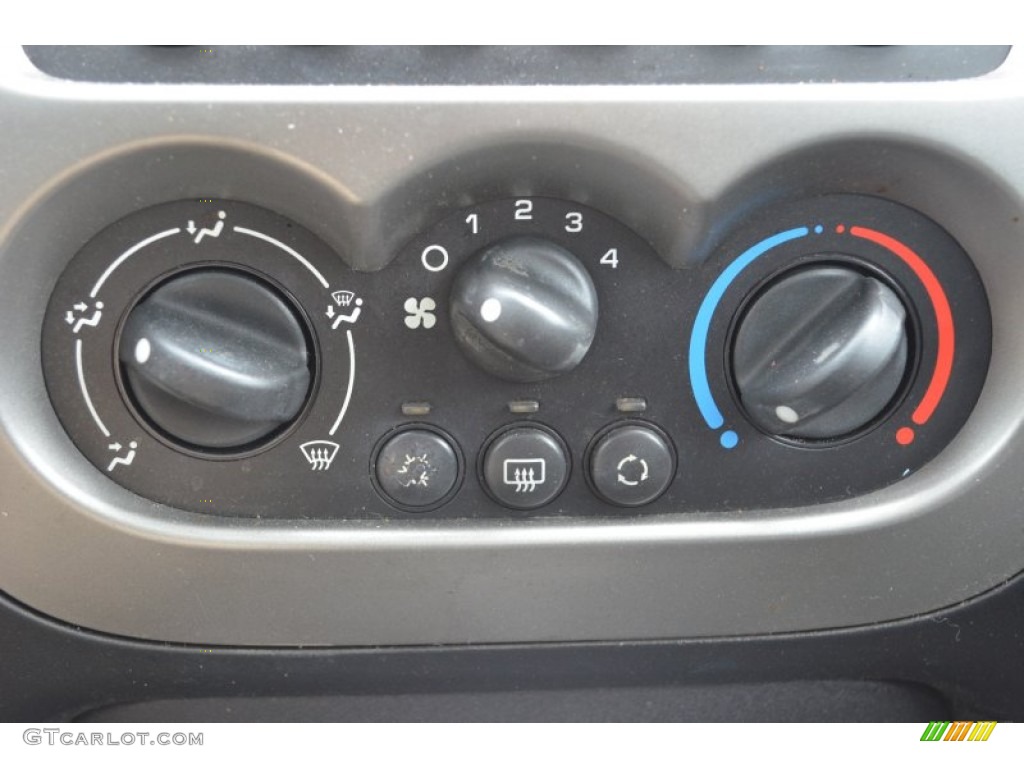 2005 Saturn ION 3 Quad Coupe Controls Photo #76599001