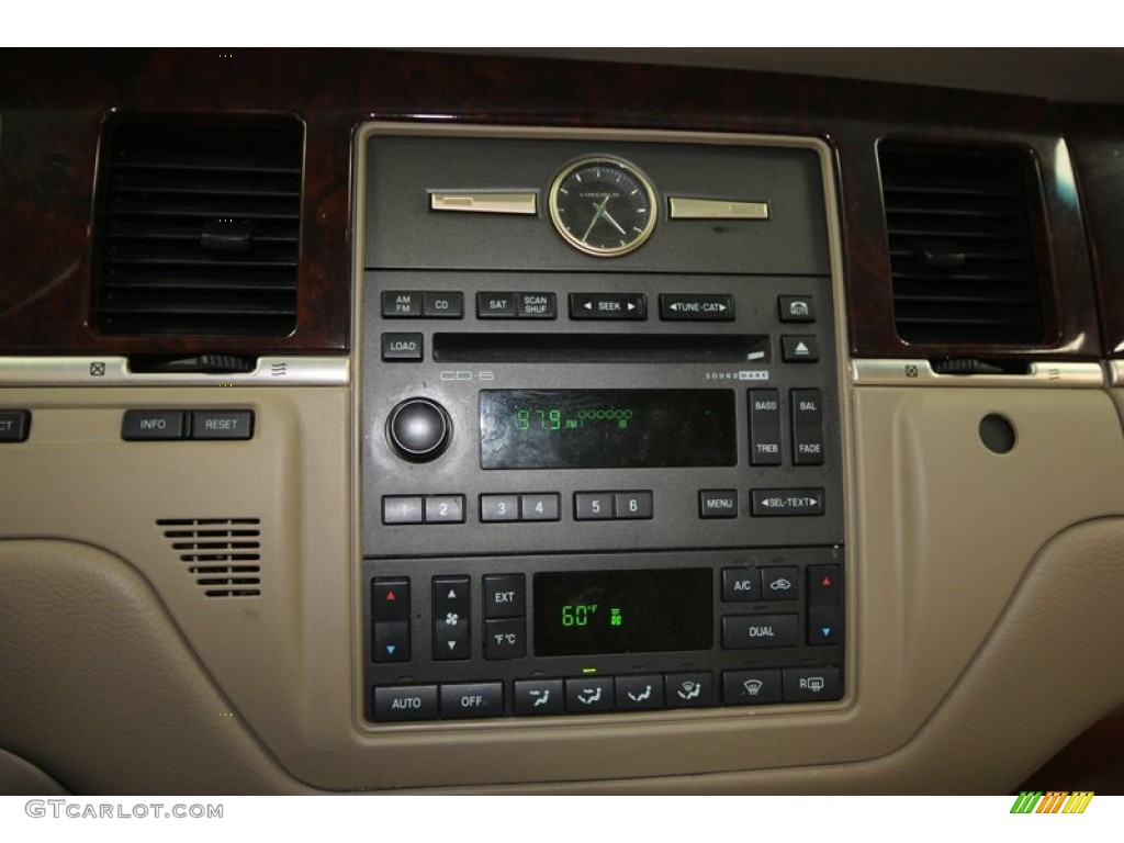 2009 Lincoln Town Car Signature Limited Controls Photo #76604899