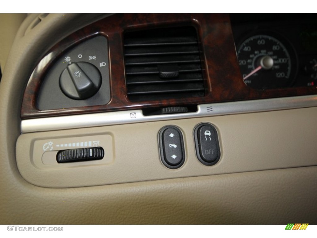 2009 Lincoln Town Car Signature Limited Controls Photo #76605013