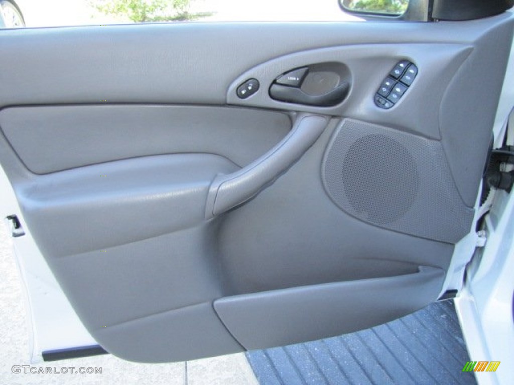 2003 Focus SE Sedan - Cloud 9 White / Medium Graphite photo #26