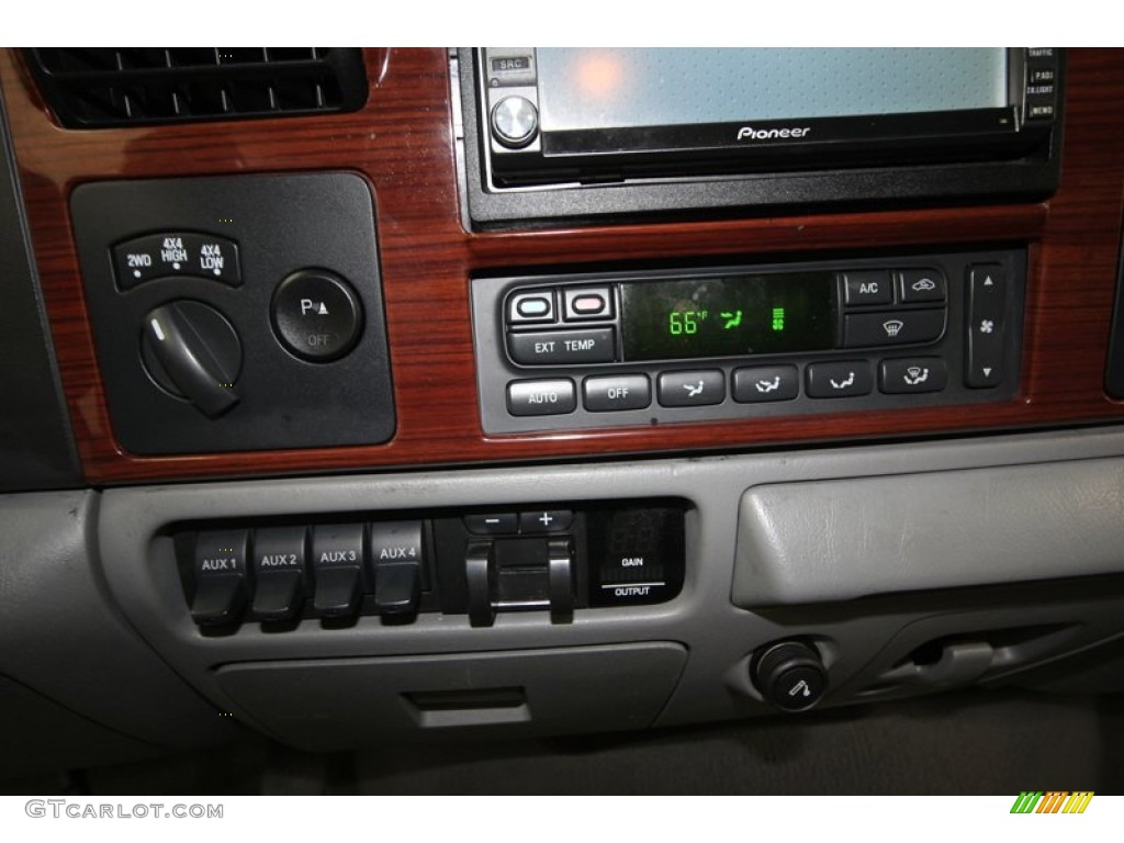 2007 Ford F250 Super Duty Lariat Crew Cab 4x4 Controls Photo #76616545