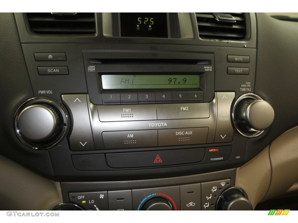 2010 Toyota Highlander Standard Highlander Model Controls Photo #76620798