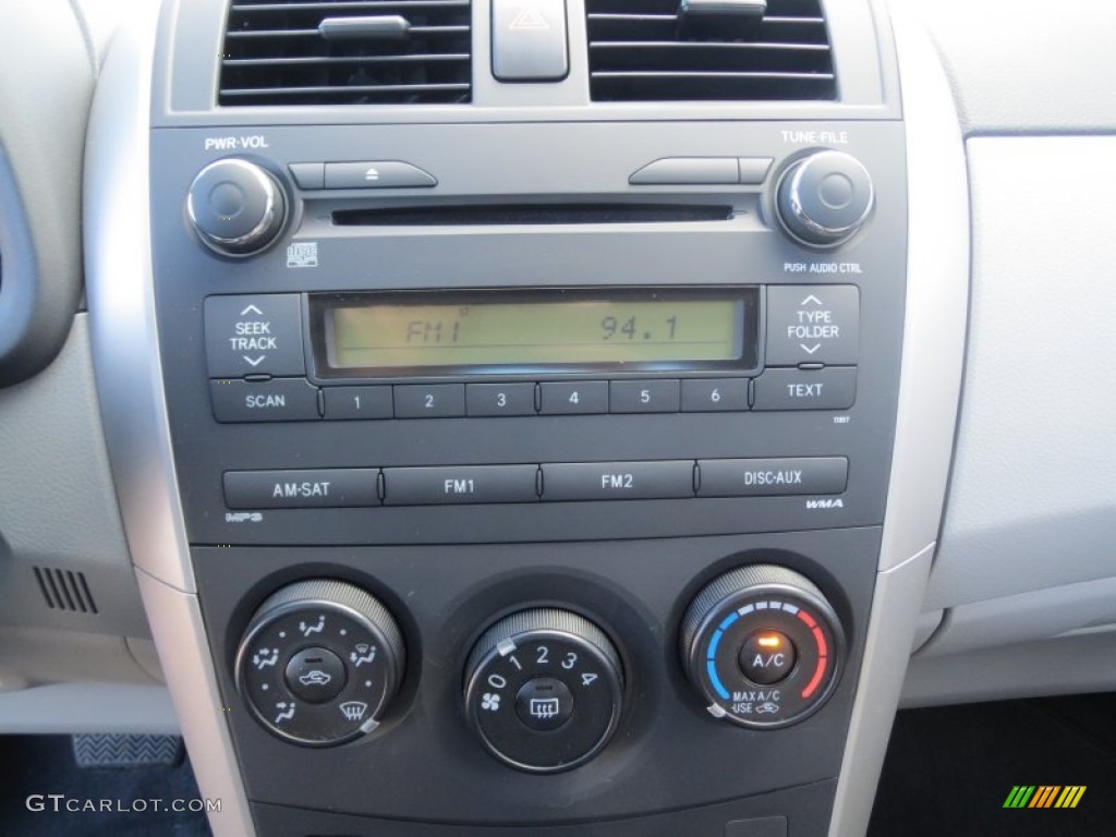 2013 Toyota Camry LE Controls Photo #76653672