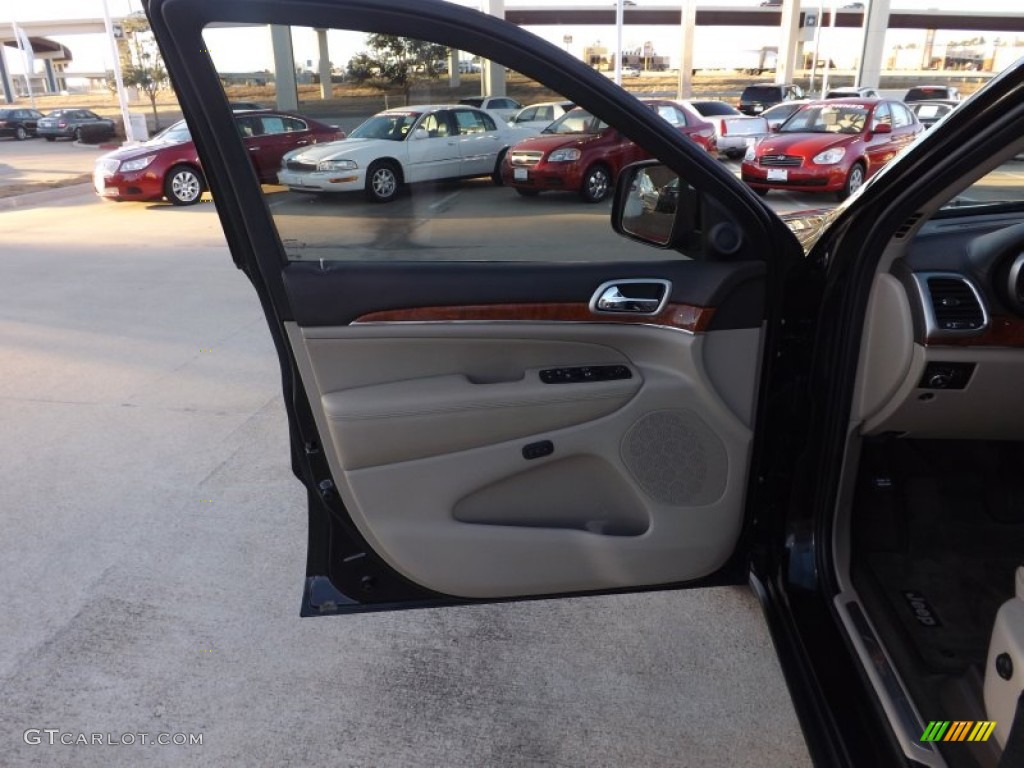 2011 Grand Cherokee Overland - Brilliant Black Crystal Pearl / Dark Frost Beige/Light Frost Beige photo #33