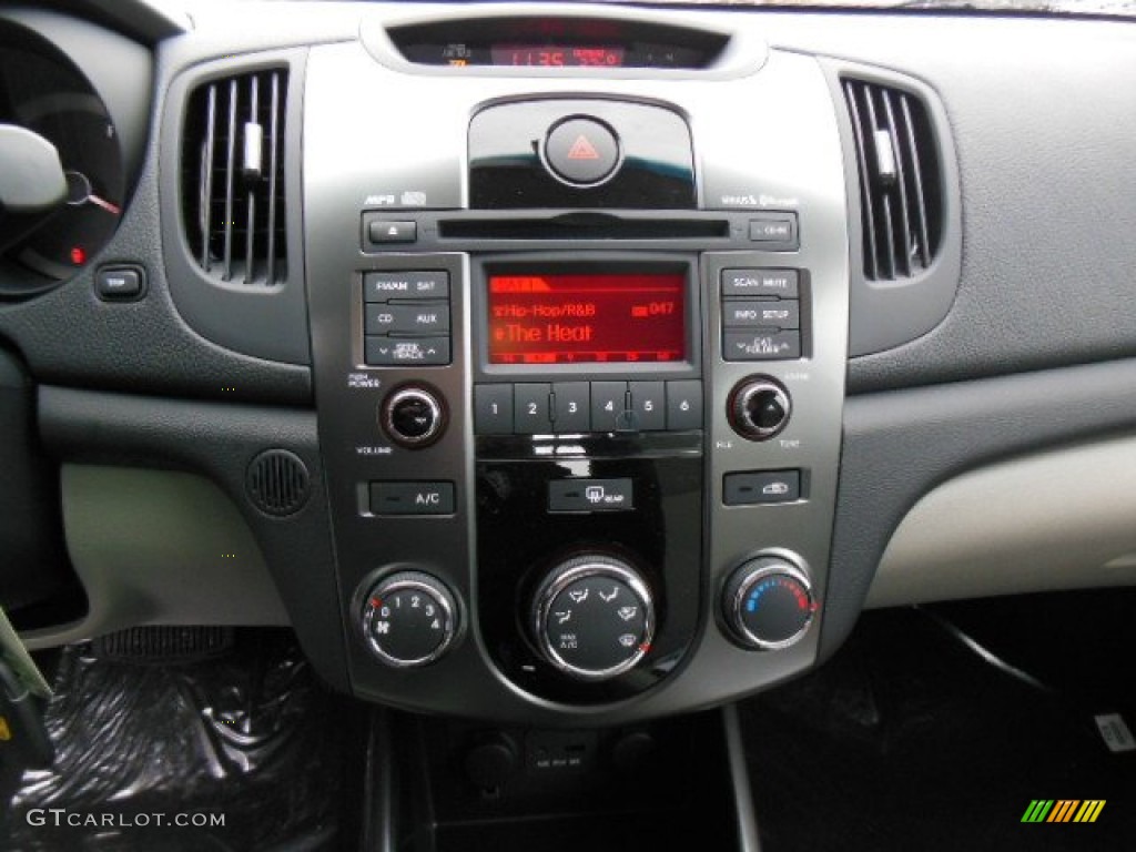 2013 Kia Forte EX Controls Photo #76656399