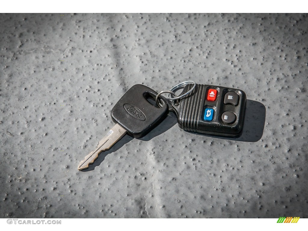 2004 Ford Mustang V6 Coupe Keys Photos