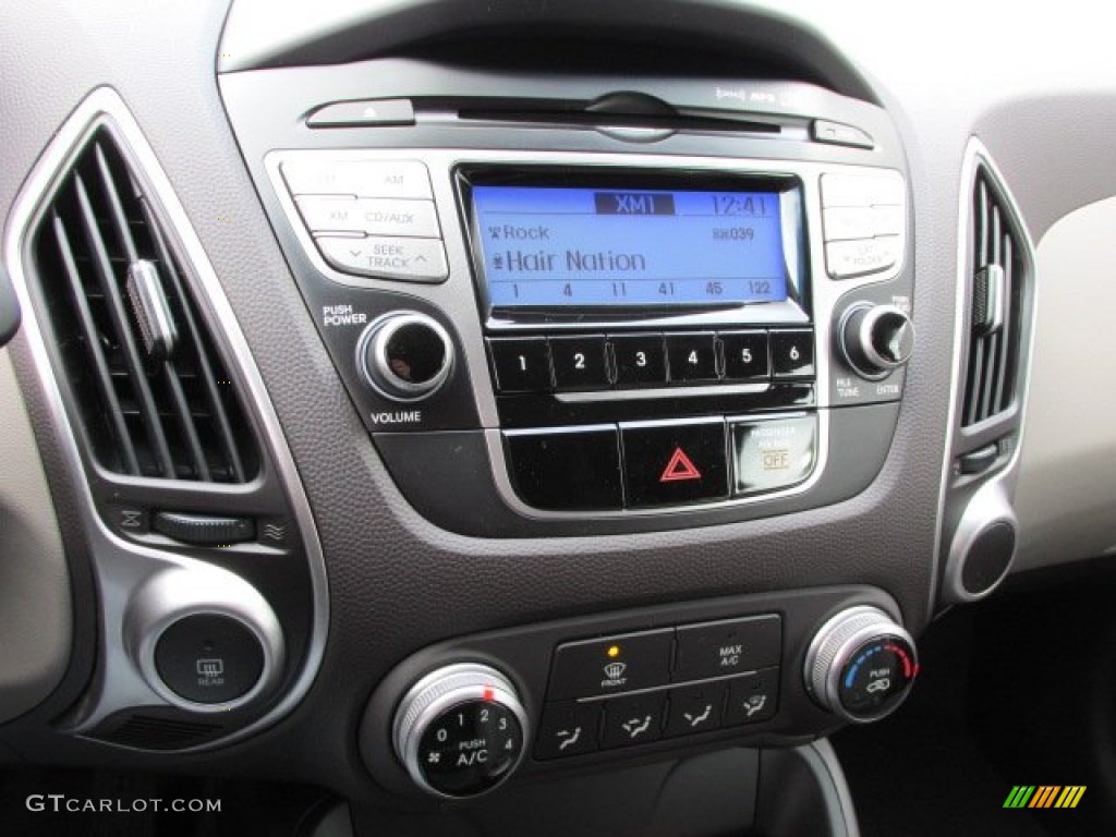 2013 Hyundai Tucson GL Controls Photos