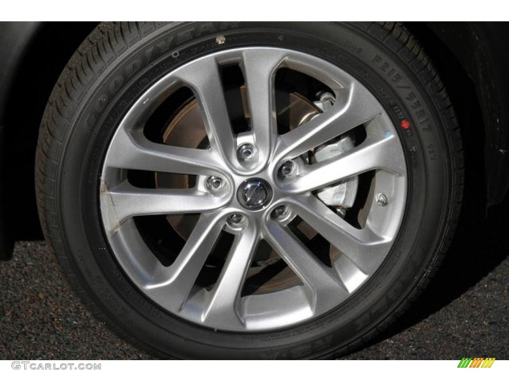 2013 Nissan Juke SV Wheel Photos